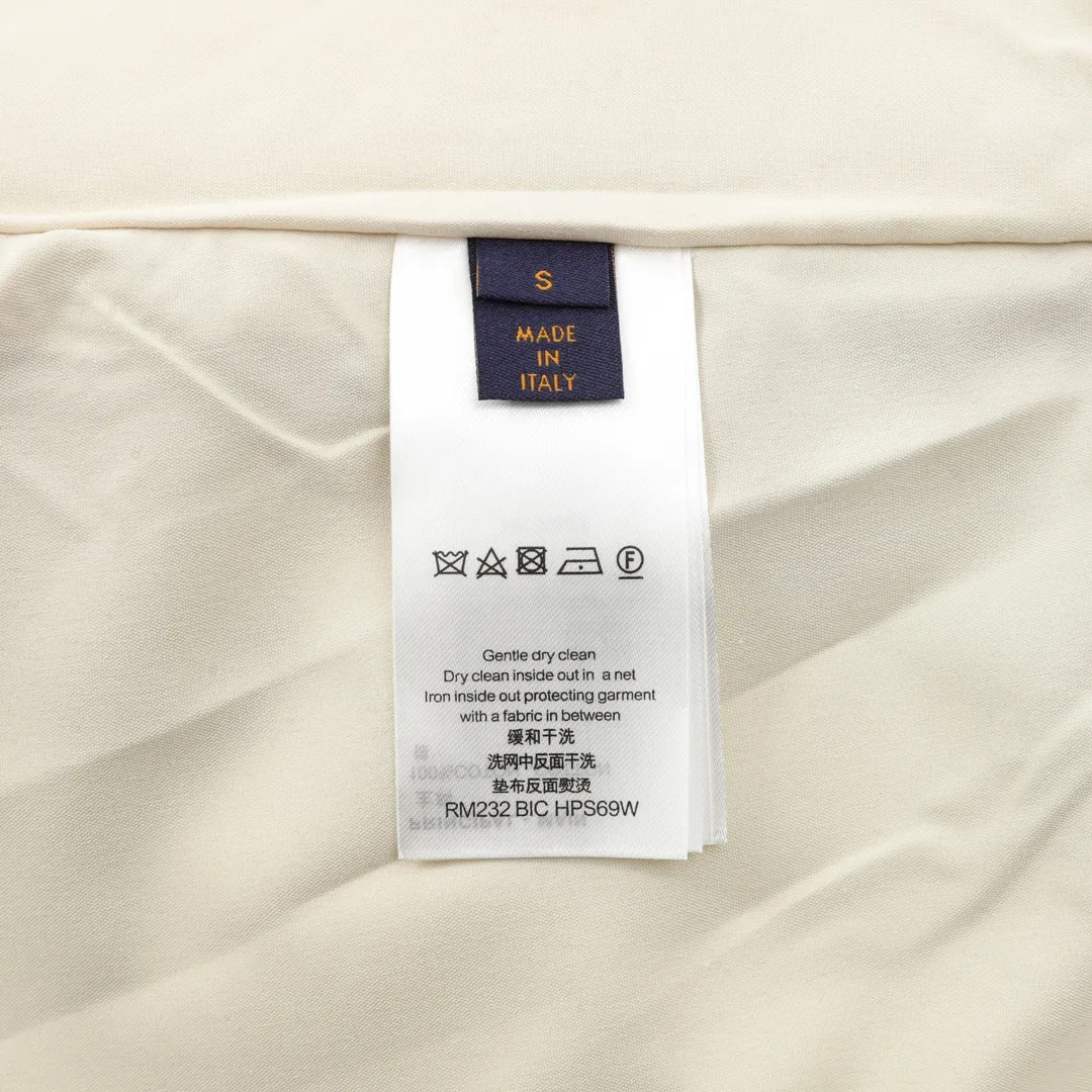 🅿️570 Louis Vuitton/Louis Vuitton pearl presbyopic stitching baseball uniform jacket Warm reminder: It is recommended to hand wash or dry clean! ! This year is particularly popular. Baseball uniform jackets are available at all levels of the market (you must compare the details). The most powerful quality control. Baseball uniforms have been produced and researched for 7 years. The details are exquisite. With it, you will be the most handsome boy in the world. The fully painted surface with four-button buttons (buttons with LOGO), the fabric is customized for more than a month. It is not ready-made in the market. It is made of woolen blended fabric, custom-woven and dyed. It has high color fastness. It is recommended to hand wash or dry clean for the first time. "Custom-woven knitted rib at the hem", the lining is made of silky and delicate cupro fiber material, which can be worn directly against the body. It is extremely comfortable, a heavy-hitting item, purchase version! Size：XS-L